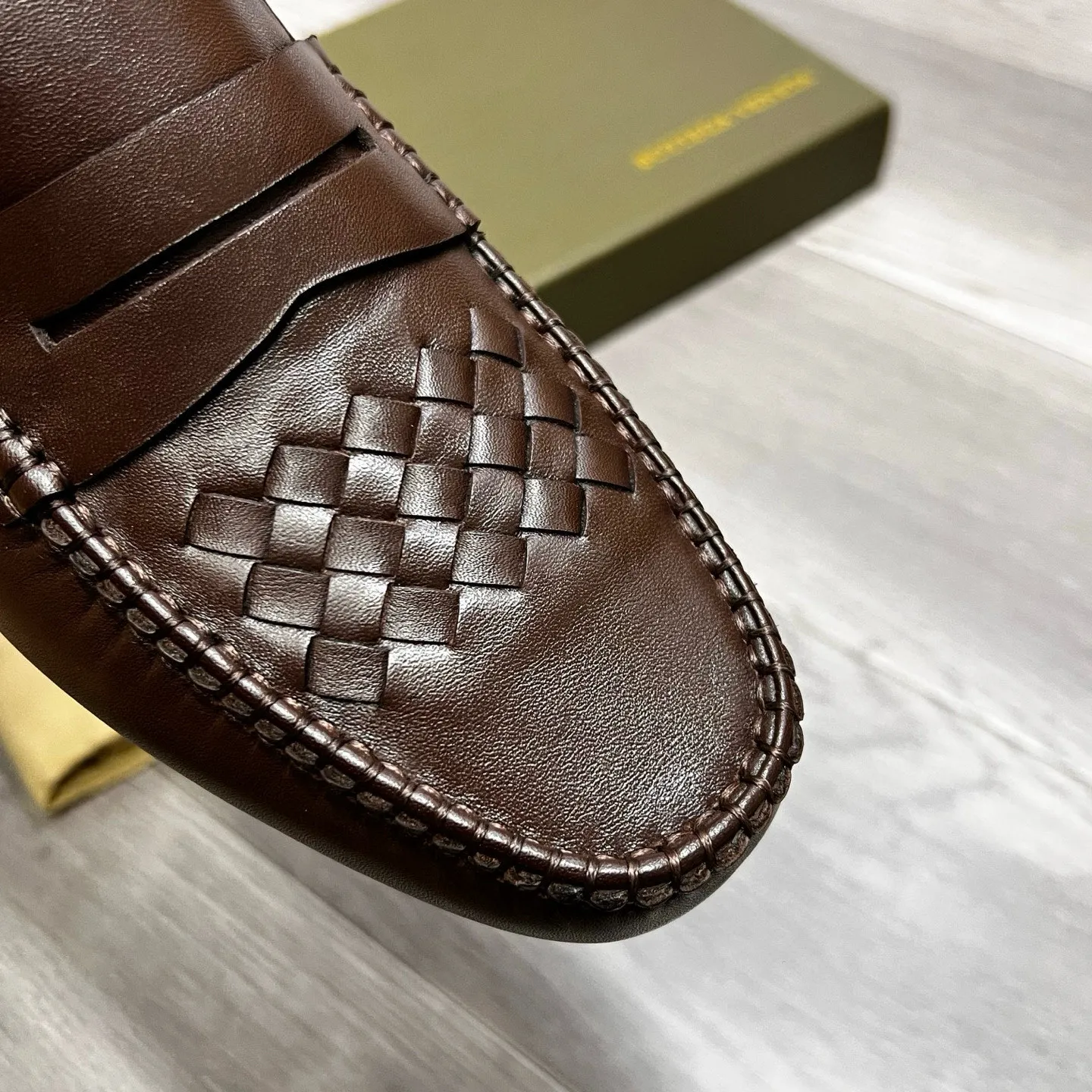Factory price 480 BV 〰️Purely handmade classic men's beanie shoes👉👉driving shoes, slip-on shoes, made of imported cowhide from Italy, 💕water-dyed cowhide lining, 🔊original outsole, waterproof platform design, comfortable on the feet. Good choice for traveling and driving, single color available, code number: 38-44, (45 can be customized)